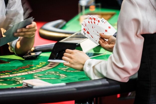 Dealer spinning American Roulette wheel at lotusbet88 login with live chat visible